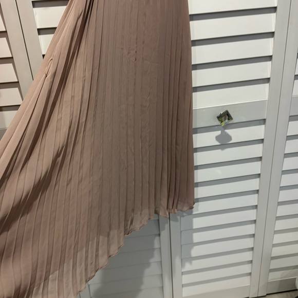 Alythea BWT pleated lined sleeveless dress with belt. - Picture 4 of 9